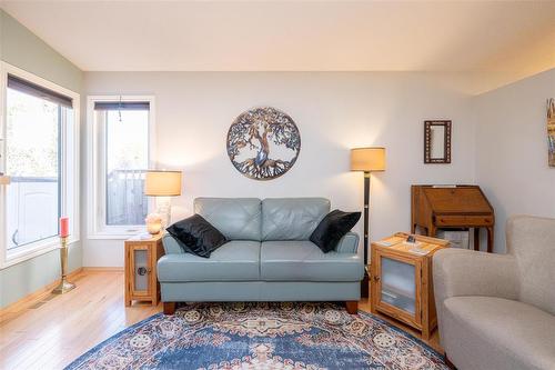 47 Hedgestone Crescent, Winnipeg, MB - Indoor Photo Showing Living Room