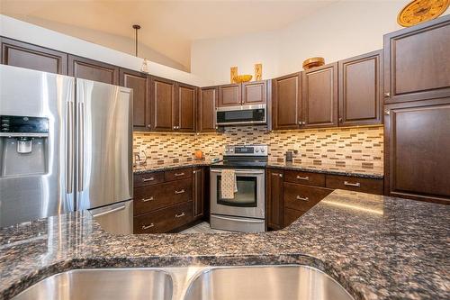 47 Hedgestone Crescent, Winnipeg, MB - Indoor Photo Showing Kitchen With Double Sink With Upgraded Kitchen