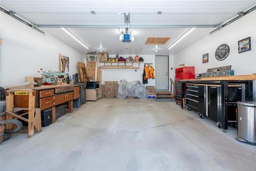 47 Hedgestone Crescent, Winnipeg, MB - Indoor Photo Showing Garage