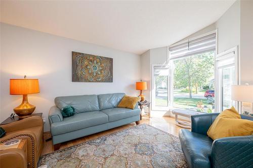 47 Hedgestone Crescent, Winnipeg, MB - Indoor Photo Showing Living Room