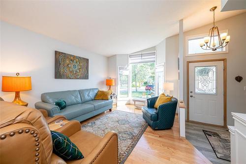 47 Hedgestone Crescent, Winnipeg, MB - Indoor Photo Showing Living Room