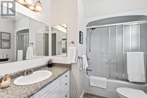 18 Normandy Gardens, London, ON - Indoor Photo Showing Bathroom