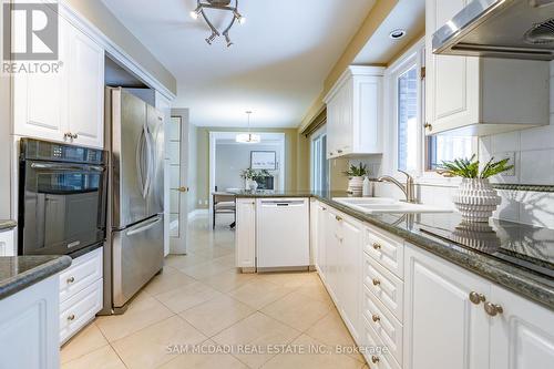 1836 Friar Tuck Court, Mississauga, ON - Indoor Photo Showing Kitchen With Double Sink With Upgraded Kitchen