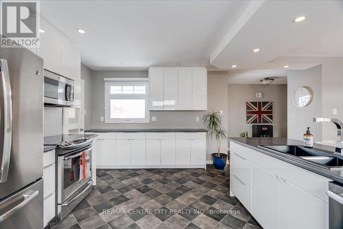 11 Southland Drive, London, ON - Indoor Photo Showing Kitchen With Upgraded Kitchen