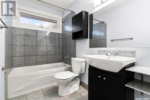 18 Sibbald Crescent, Regina, SK - Indoor Photo Showing Bathroom