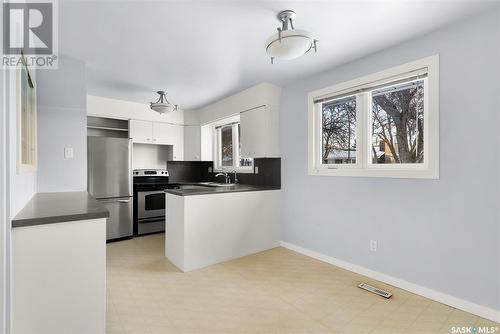 18 Sibbald Crescent, Regina, SK - Indoor Photo Showing Kitchen