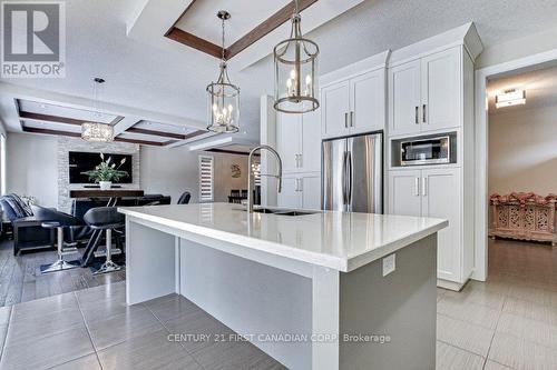 998 Loft Court, London, ON - Indoor Photo Showing Kitchen With Double Sink With Upgraded Kitchen