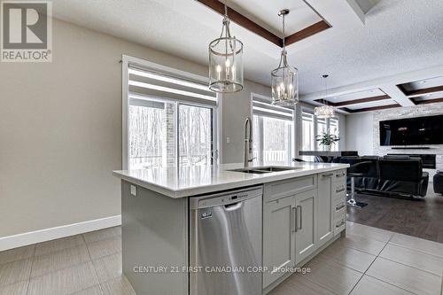 998 Loft Court, London, ON - Indoor Photo Showing Kitchen