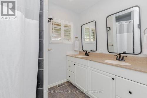 1057 Roosevelt Road, Mississauga, ON - Indoor Photo Showing Bathroom