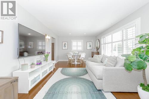 1057 Roosevelt Road, Mississauga, ON - Indoor Photo Showing Living Room