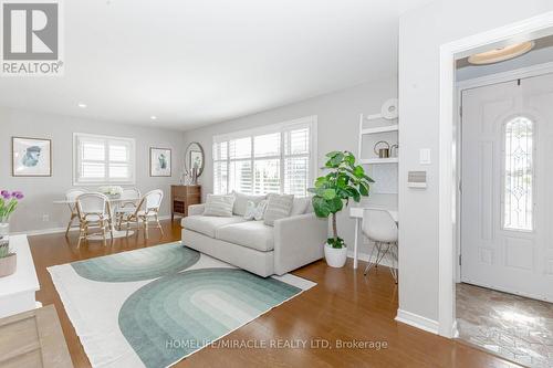 1057 Roosevelt Road, Mississauga, ON - Indoor Photo Showing Living Room