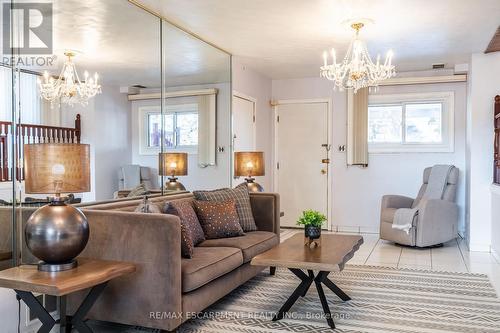 9 Laurier Avenue, Hamilton, ON - Indoor Photo Showing Living Room