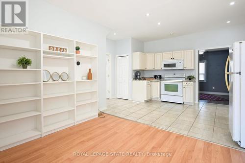 200 Kensington Avenue N, Hamilton, ON - Indoor Photo Showing Kitchen