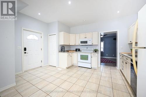 200 Kensington Avenue N, Hamilton, ON - Indoor Photo Showing Kitchen