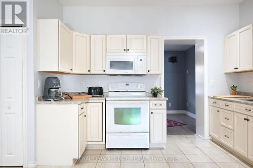 200 Kensington Avenue N, Hamilton, ON - Indoor Photo Showing Kitchen