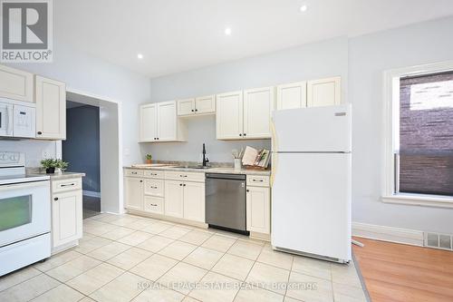 200 Kensington Avenue N, Hamilton, ON - Indoor Photo Showing Kitchen