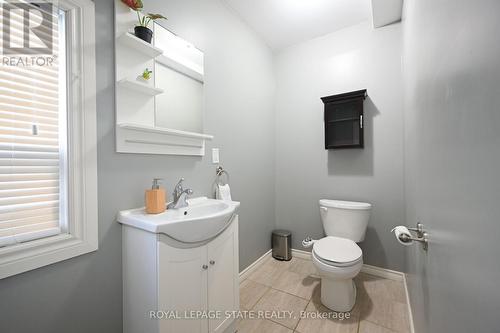 200 Kensington Avenue N, Hamilton, ON - Indoor Photo Showing Bathroom