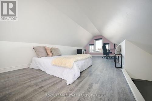 200 Kensington Avenue N, Hamilton, ON - Indoor Photo Showing Bedroom