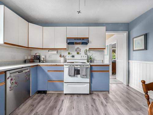 1020 Selkirk Ave, Kamloops, BC - Indoor Photo Showing Kitchen