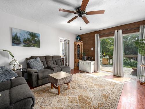 1020 Selkirk Ave, Kamloops, BC - Indoor Photo Showing Living Room