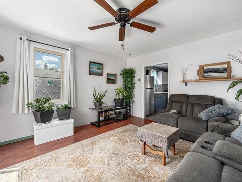 1020 Selkirk Ave, Kamloops, BC - Indoor Photo Showing Living Room