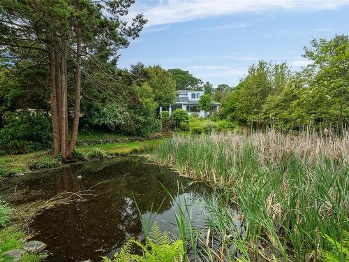 3751 Cadboro Bay Rd, Saanich, BC 