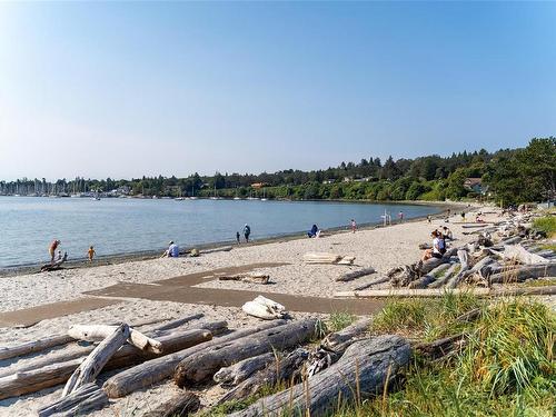 3751 Cadboro Bay Rd, Saanich, BC 