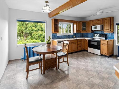 3751 Cadboro Bay Rd, Saanich, BC 