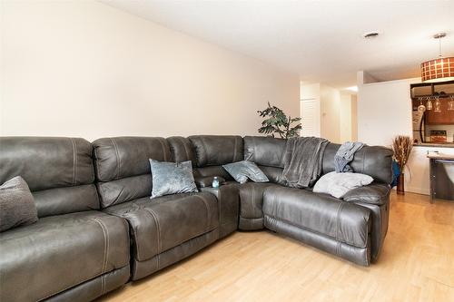 228-1665 Ufton Court, Kelowna, BC - Indoor Photo Showing Living Room