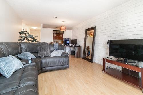 228-1665 Ufton Court, Kelowna, BC - Indoor Photo Showing Living Room