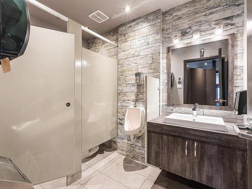 Powder room - 196 Rue Sherbrooke, Magog, QC - Indoor Photo Showing Bathroom