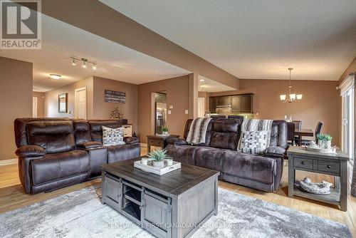 658 North Leaksdale Circle, London, ON - Indoor Photo Showing Living Room