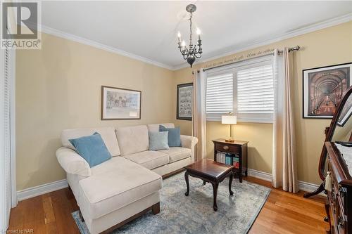 13 Rusholme Crescent, St. Catharines, ON - Indoor Photo Showing Living Room