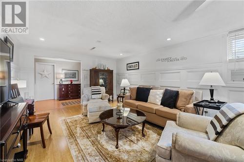 13 Rusholme Crescent, St. Catharines, ON - Indoor Photo Showing Living Room