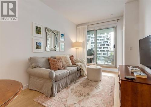 330, 88 9 Street Ne, Calgary, AB - Indoor Photo Showing Living Room