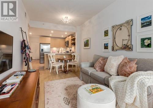 330, 88 9 Street Ne, Calgary, AB - Indoor Photo Showing Living Room