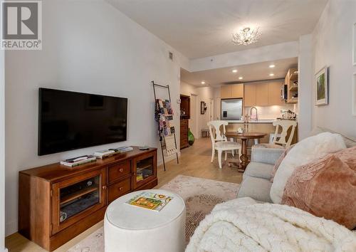 330, 88 9 Street Ne, Calgary, AB - Indoor Photo Showing Living Room