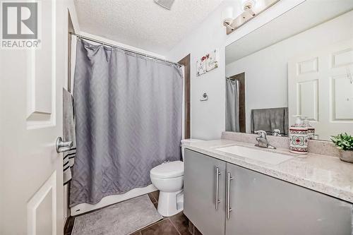 504 Saddlecrest Boulevard Ne, Calgary, AB - Indoor Photo Showing Bathroom