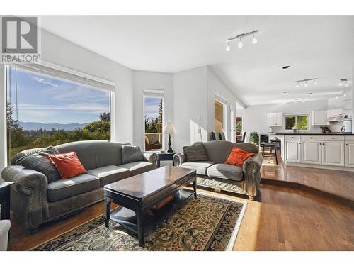 1015 Guest Road, West Kelowna, BC - Indoor Photo Showing Living Room