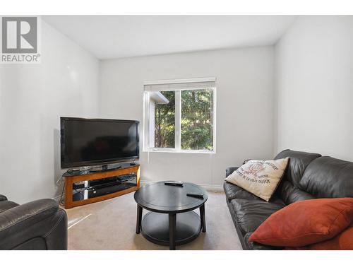 1015 Guest Road, West Kelowna, BC - Indoor Photo Showing Living Room