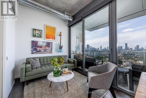 2802 - 170 Bayview Avenue, Toronto, ON - Indoor Photo Showing Living Room