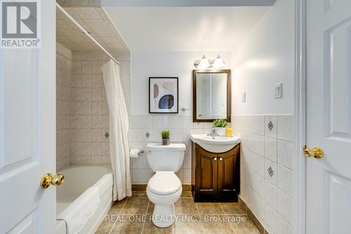 22 Sloan Drive, Milton (Dempsey), ON - Indoor Photo Showing Bathroom