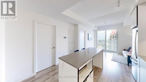 2707 - 4065 Confederation Parkway, Mississauga (City Centre), ON - Indoor Photo Showing Kitchen