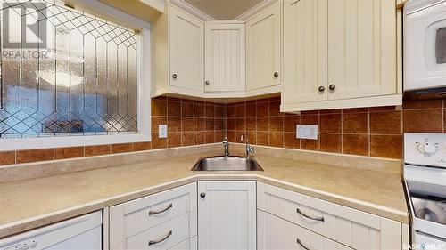 1204 Gryphons Walk, Regina, SK - Indoor Photo Showing Kitchen