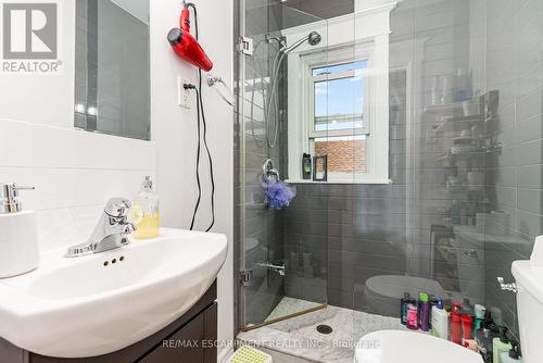 74 Kenilworth Avenue S, Hamilton, ON - Indoor Photo Showing Bathroom