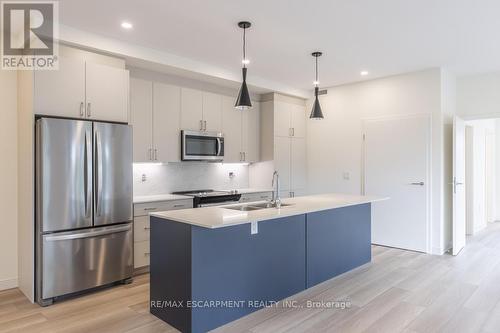 303 - 119 Lincoln Street, Welland, ON - Indoor Photo Showing Kitchen With Stainless Steel Kitchen With Double Sink With Upgraded Kitchen