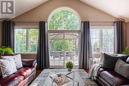 426155 25Th Sideroad, Mono, ON - Indoor Photo Showing Living Room