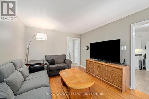 145 Bournemouth Drive, London, ON - Indoor Photo Showing Living Room