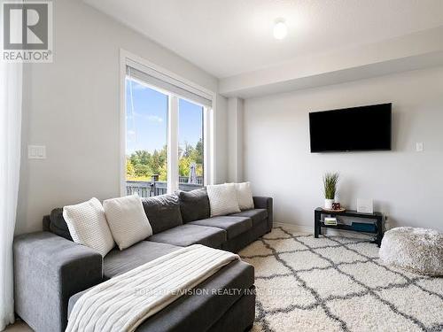 100 Gosnel Circle, Bradford West Gwillimbury, ON - Indoor Photo Showing Living Room