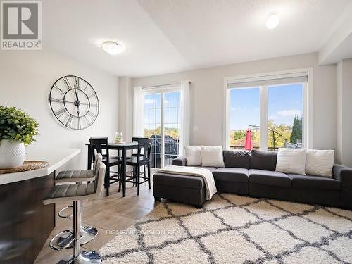 100 Gosnel Circle, Bradford West Gwillimbury, ON - Indoor Photo Showing Living Room